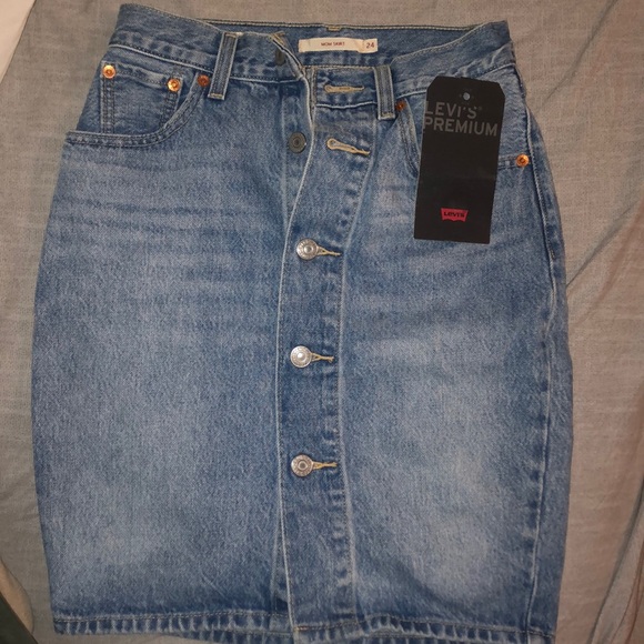 SOLD Levi’s button down blue denim Mom skirt - Picture 3 of 4